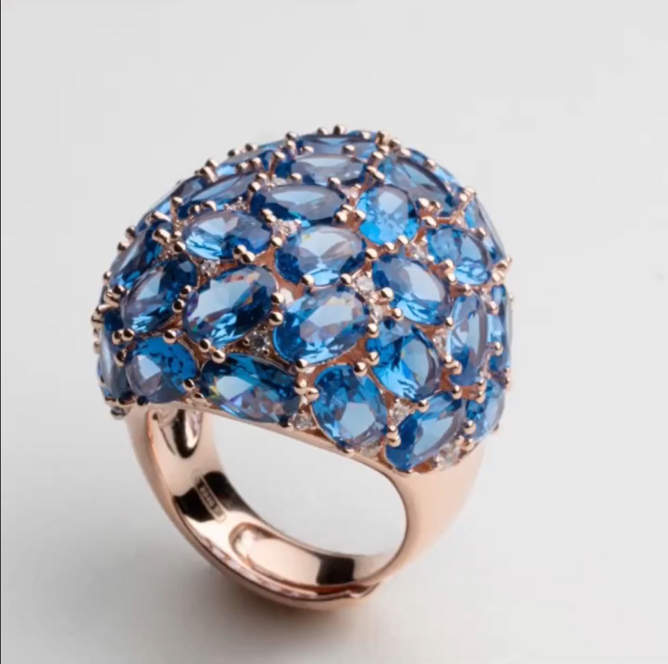 Anello con lavorazione pavè in oro rosa e zirconi