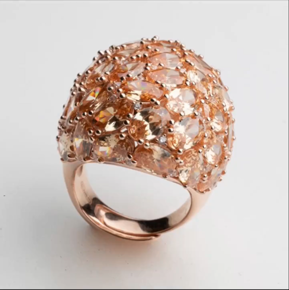 Anello con lavorazione pavè in oro e zirconi